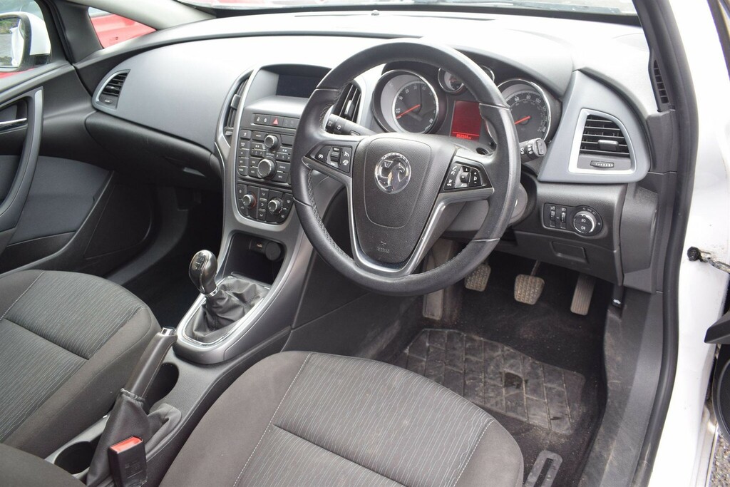 Vauxhall Astra GTC 1.4T Limited Edition Euro 5 Ss White #3