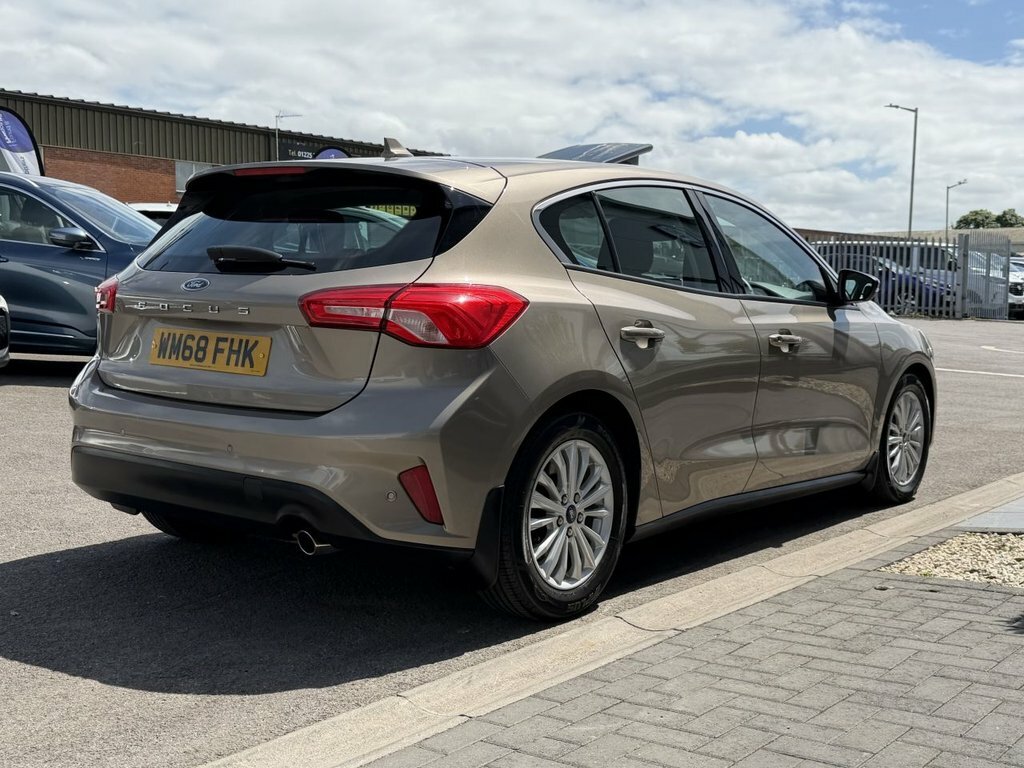 Ford Focus 1L Titanium Silver #6