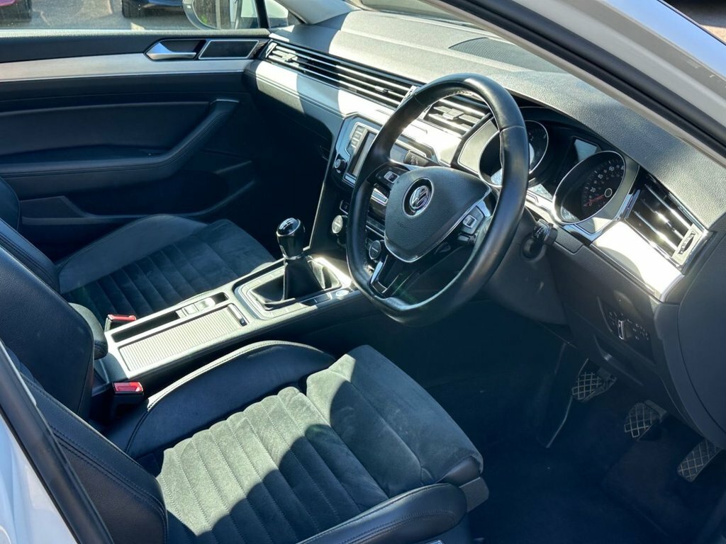 Volkswagen Passat 2L Gt BP64WSJ White #4
