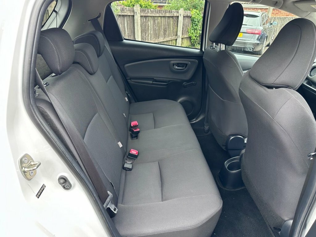 Toyota Yaris 1.3L Design SJ17WEP White #4