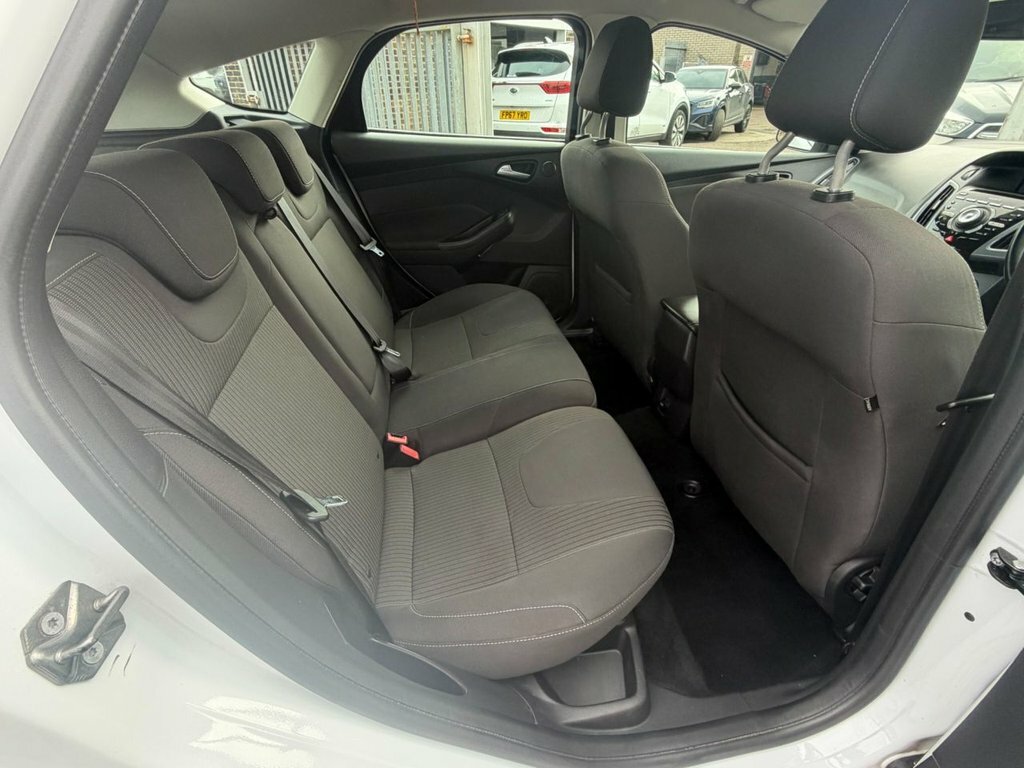 Ford Focus 1.6L Titanium Navigator VK14UCF White #4