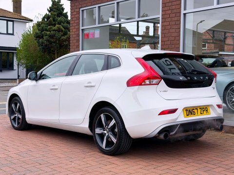 Volvo V40 1.5 T2 R-design DN67ZPR White #4