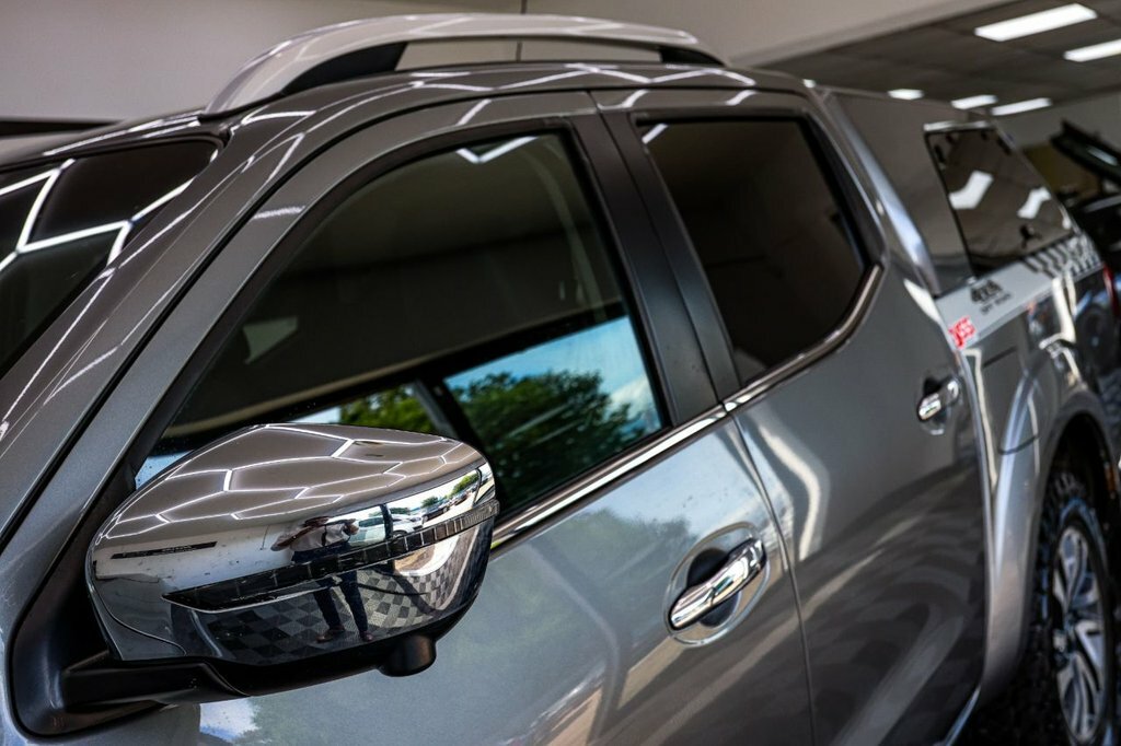 Nissan Navara Navara 2.3 Dci Tekna 4X4 Shr Dcb 190 Bhp Silver #16