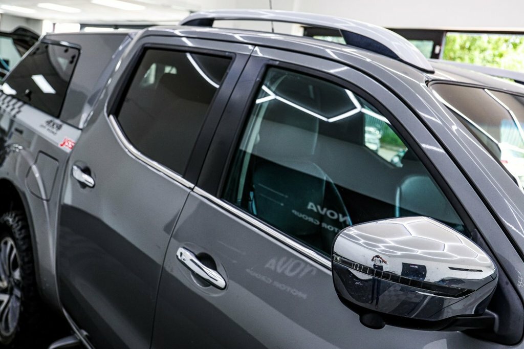 Nissan Navara Navara 2.3 Dci Tekna 4X4 Shr Dcb 190 Bhp Silver #15