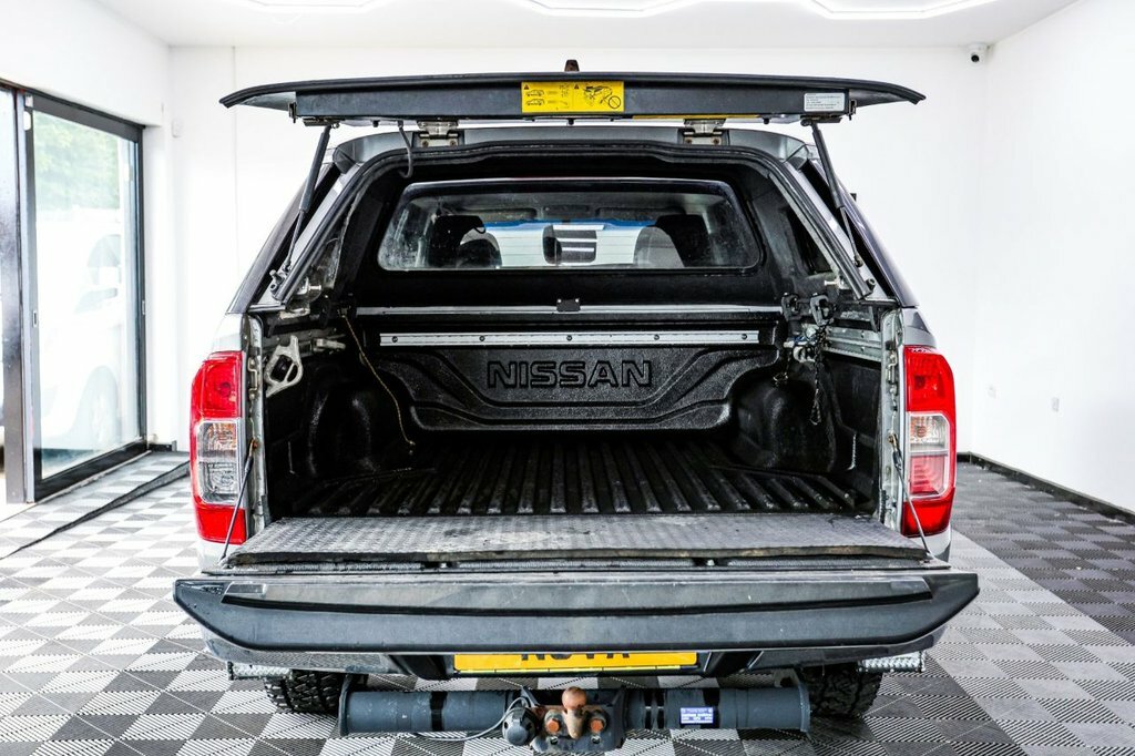Nissan Navara Navara 2.3 Dci Tekna 4X4 Shr Dcb 190 Bhp Silver #46