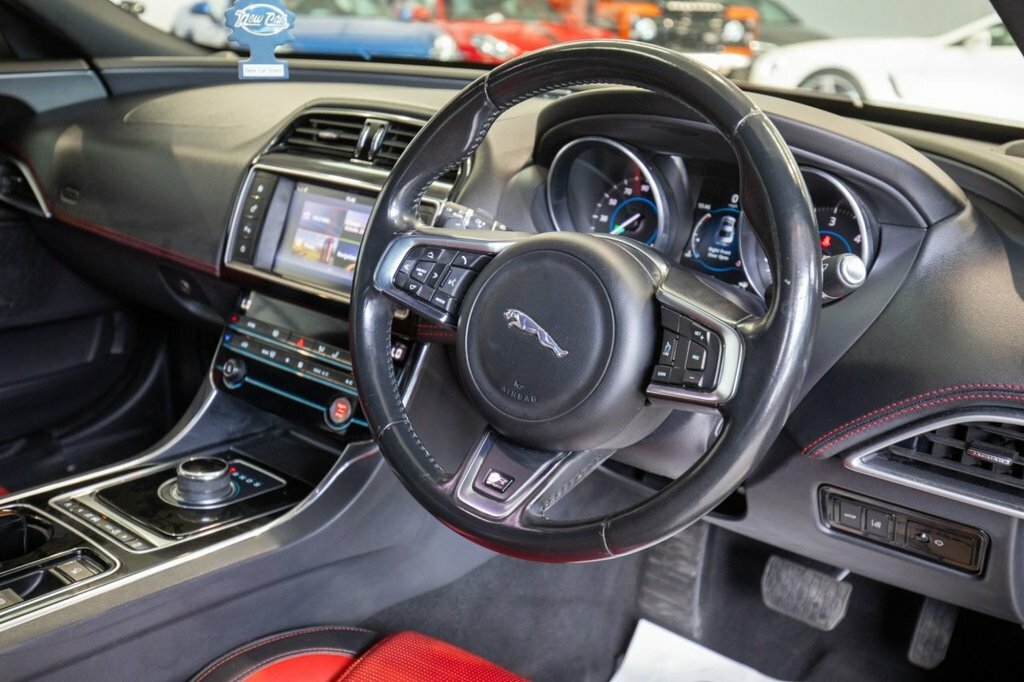 Jaguar XE 2L R-sport MY17WDD Red #2