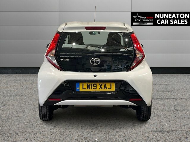 Toyota Aygo 1.0 Vvt-i X-play Hatchback X-shift Euro White #4