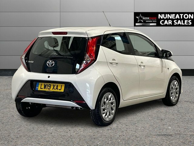 Toyota Aygo 1.0 Vvt-i X-play Hatchback X-shift Euro White #3