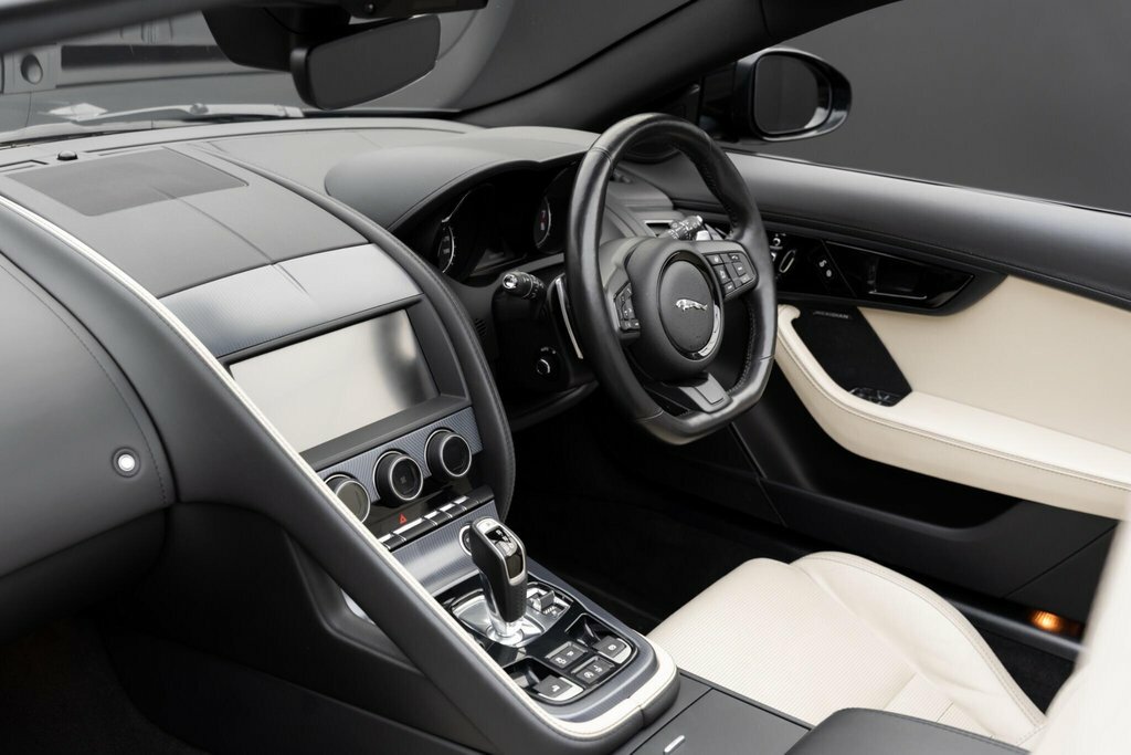 Jaguar F-Type 3.0 V6 R-dynamic Euro 6 Ss LN68EUX Black #4