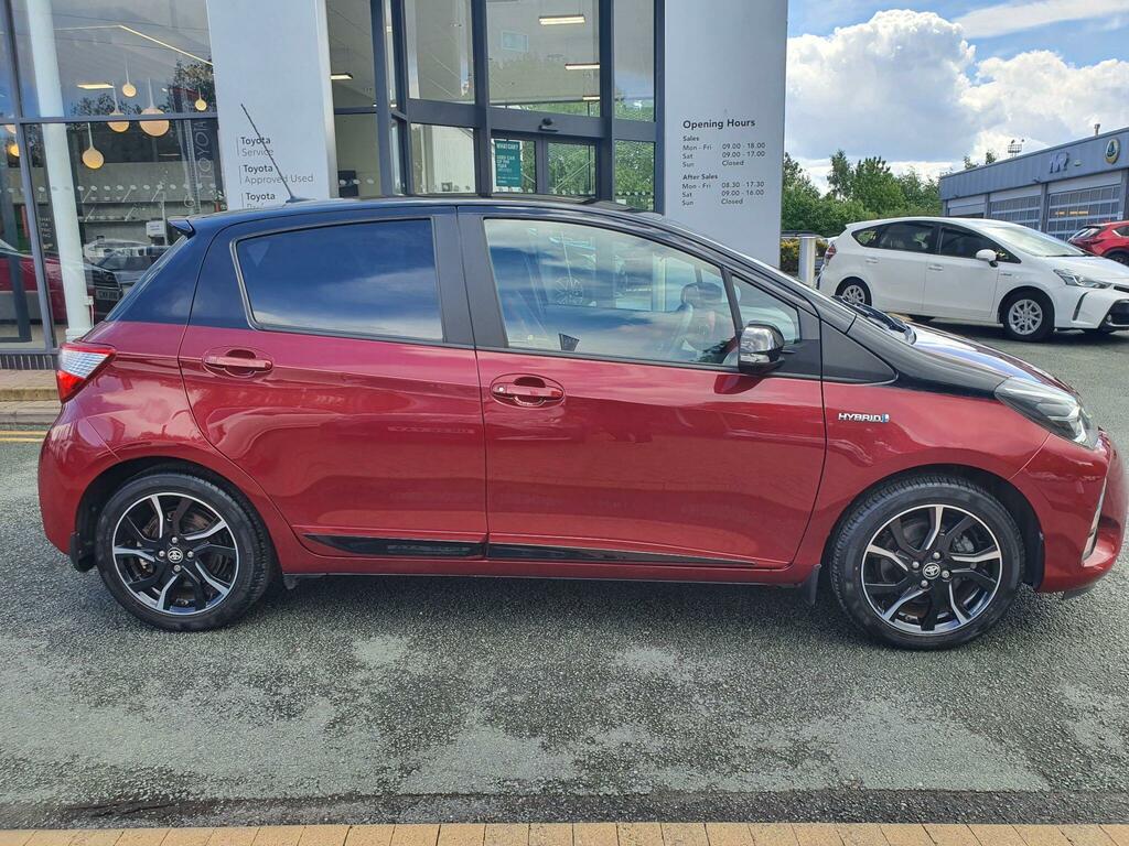Toyota Yaris 1.5 Hybrid Red Bi-tone Cvt Black #2