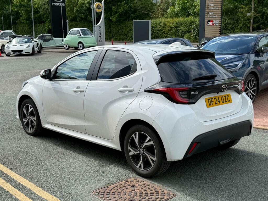 Toyota Yaris 1.5 Hybrid Design Cvt DF24UZC White #3