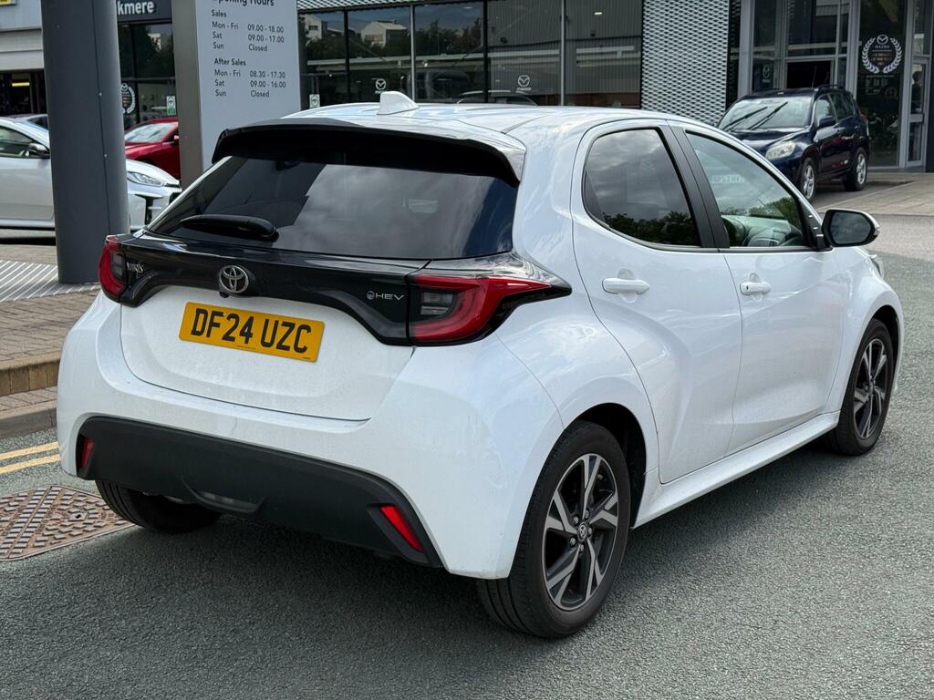 Toyota Yaris 1.5 Hybrid Design Cvt DF24UZC White #2