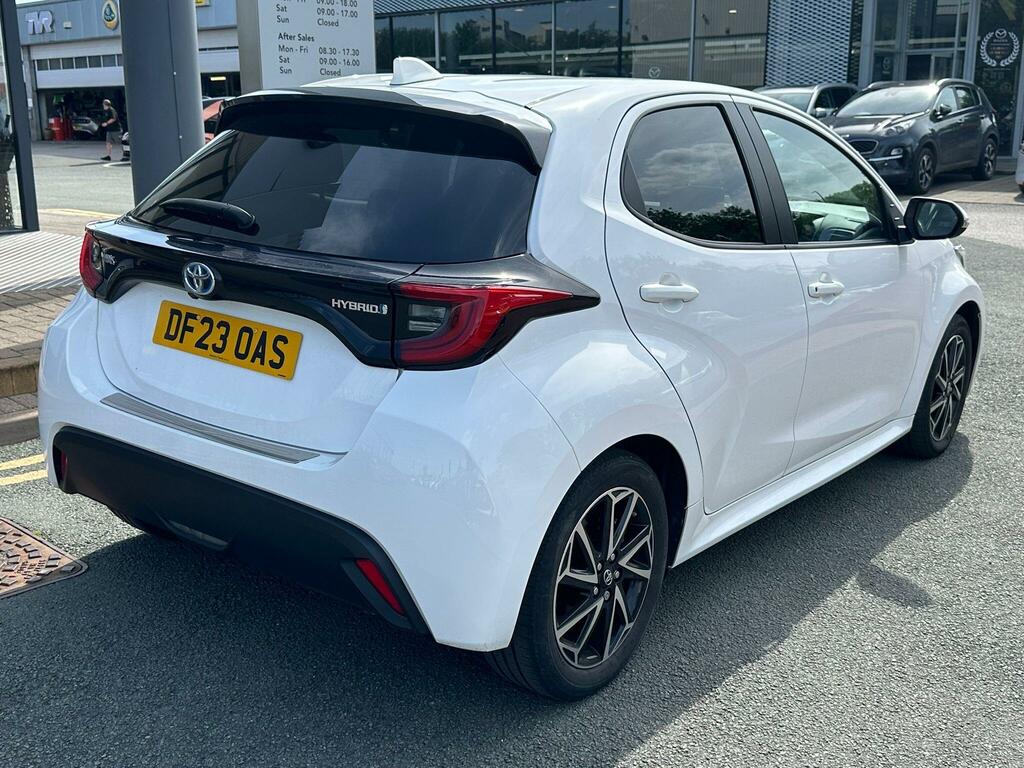 Toyota Yaris 1.5 Hybrid Design Cvt DF23OAS White #3
