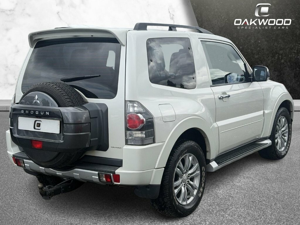 Mitsubishi Shogun 3.2L Warrior White #2