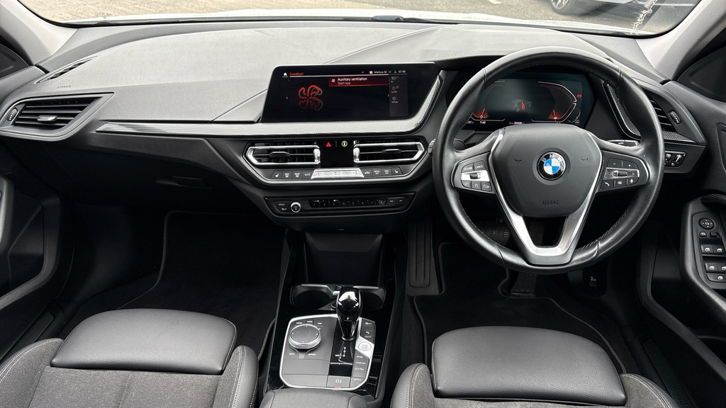 BMW 1 Series Sports WG22XKT White #4
