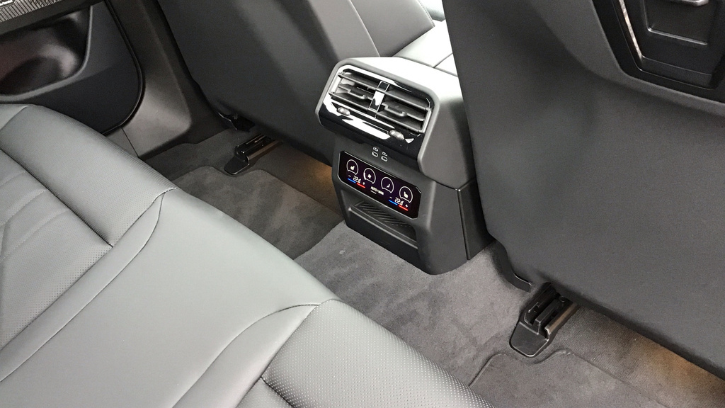 BMW i5 Saloon Grey #34