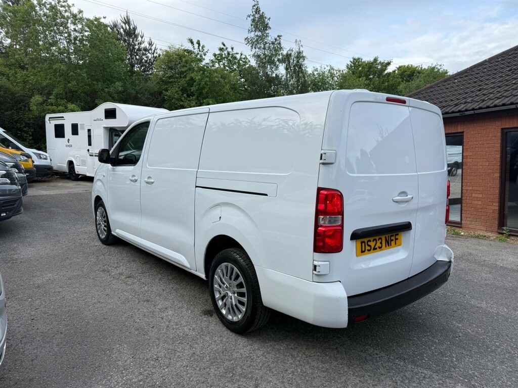 Vauxhall Vivaro Mpv DS23NFF White #4