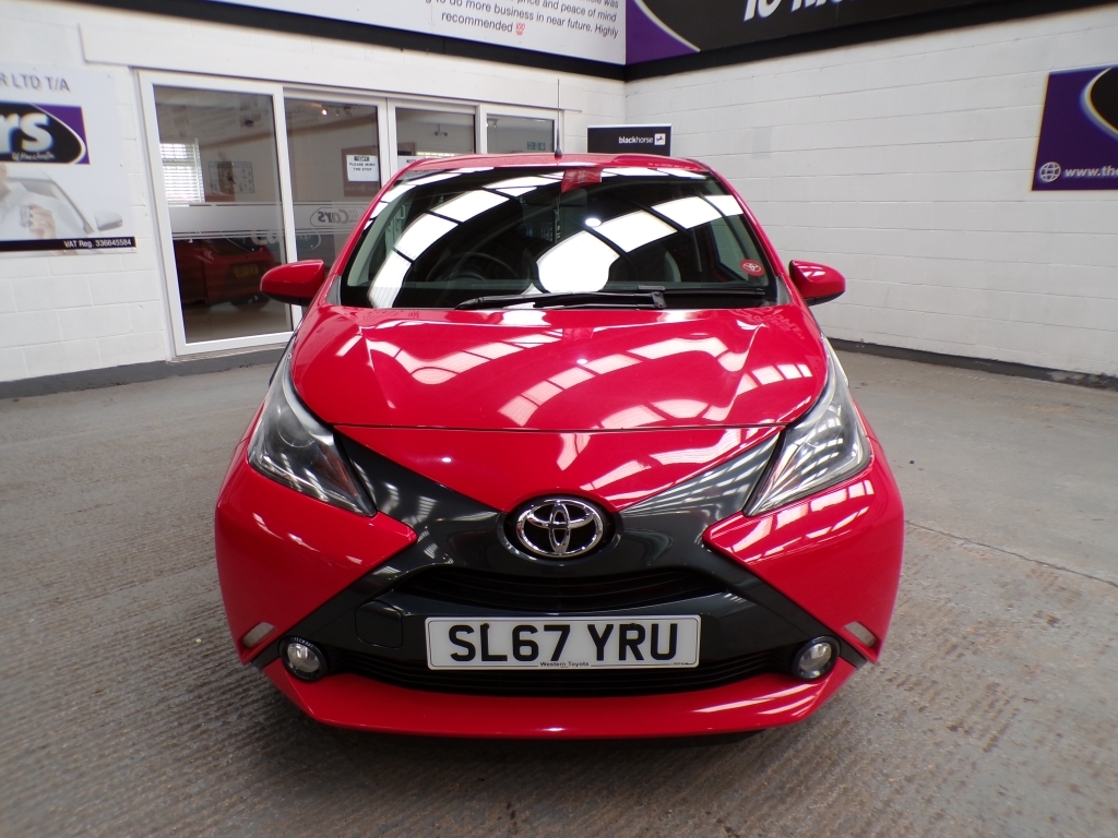 Toyota Aygo 1.0 Vvt-i X-style SL67YRU Red #2