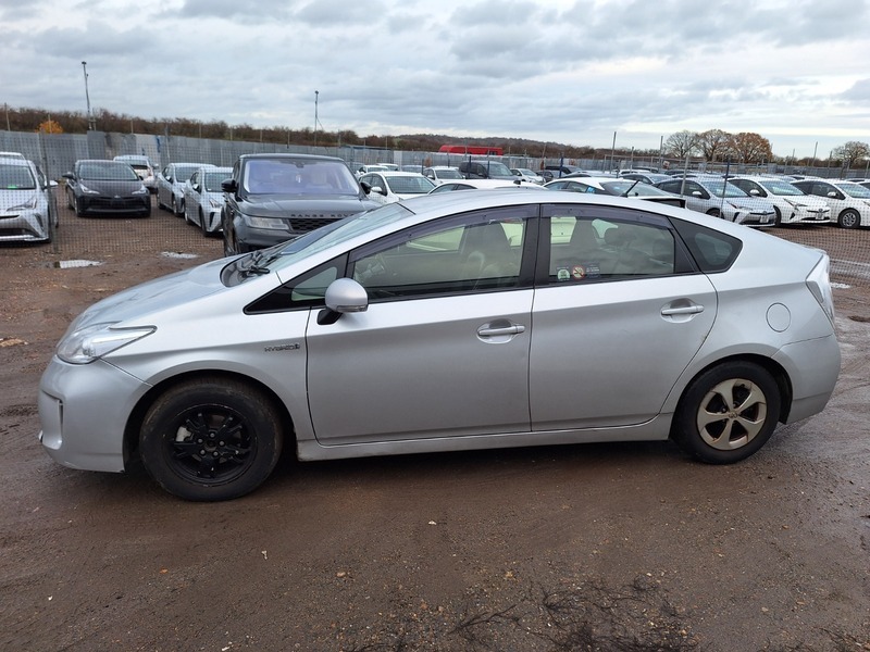 Toyota Prius Hatchback White #4