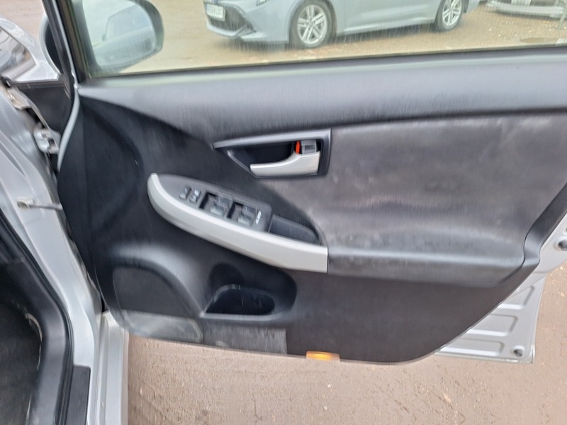 Toyota Prius Hatchback White #14