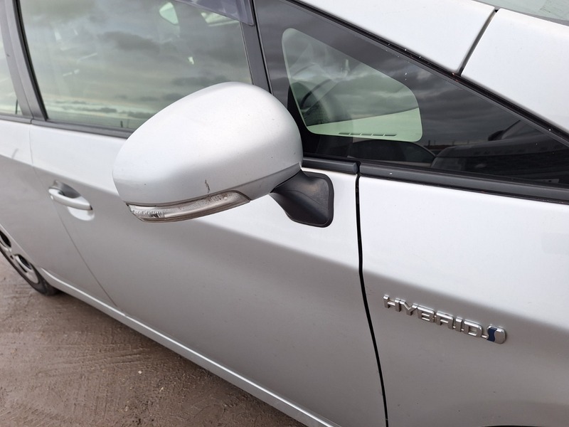 Toyota Prius Hatchback White #9