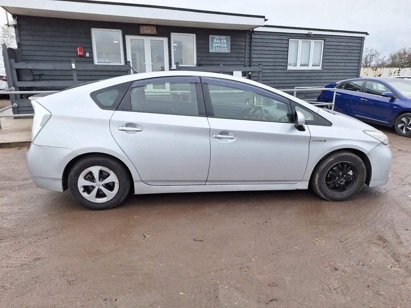Toyota Prius Hatchback White #8