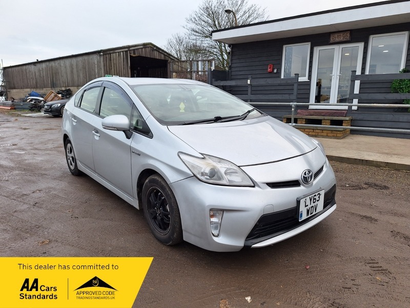 Toyota Prius Hatchback White #1