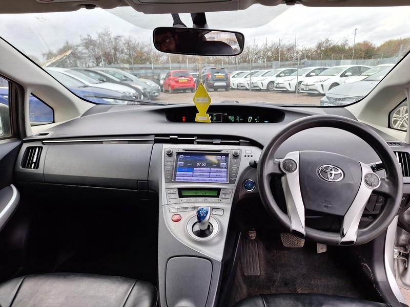 Toyota Prius Hatchback White #20