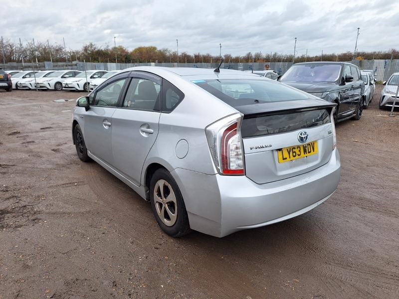 Toyota Prius Hatchback White #5