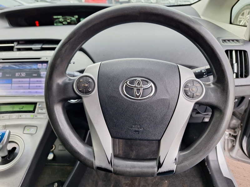 Toyota Prius Hatchback White #17