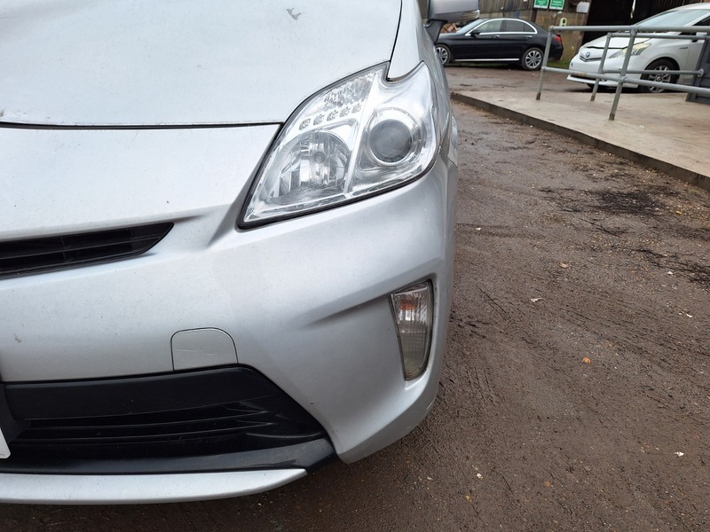 Toyota Prius Hatchback White #11