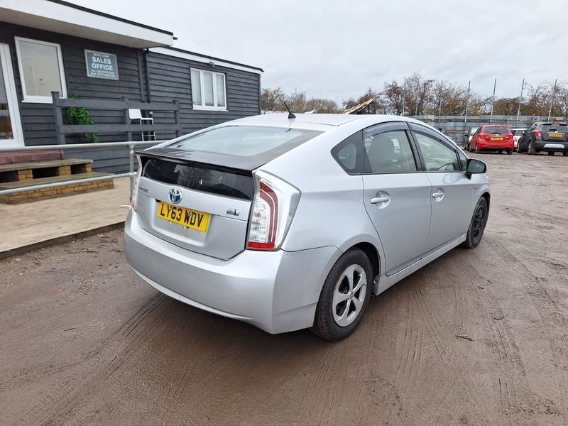 Toyota Prius Hatchback White #7