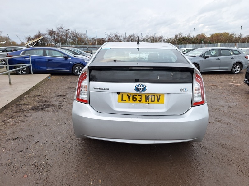 Toyota Prius Hatchback White #6