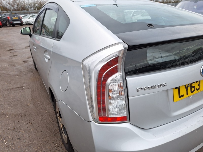 Toyota Prius Hatchback White #12