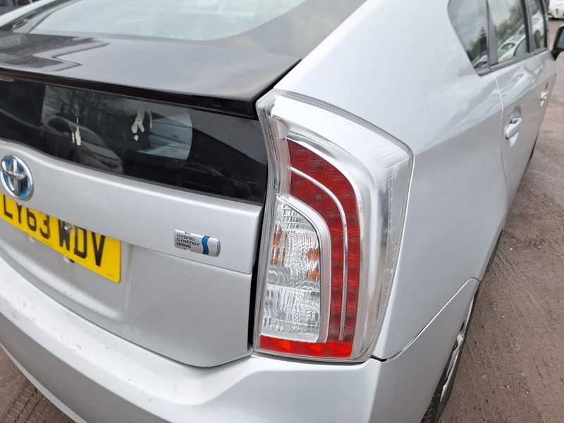 Toyota Prius Hatchback White #13