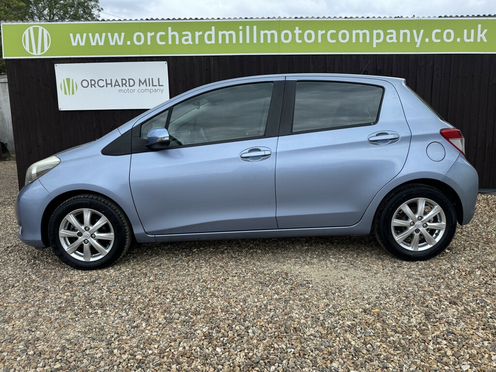 Toyota Yaris Hatchback 1.3 Dual Vvt-i Tr 2011 Blue #3