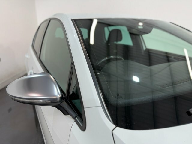 Volkswagen Golf 2.0 Tsi Bluemotion Tech R Hatchback Dsg WO17VPU White #6