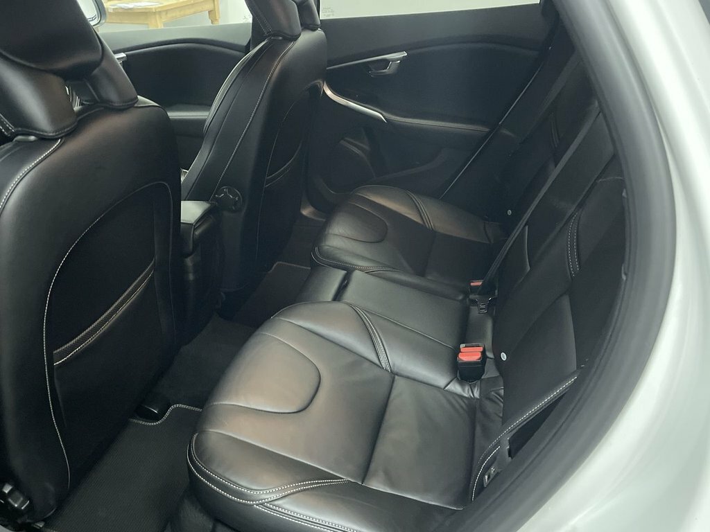 Volvo V40 2L R-design Pro DK67WWB White #5