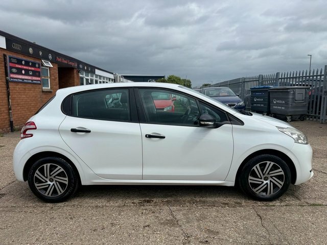 Peugeot 208 Hatchback White #2