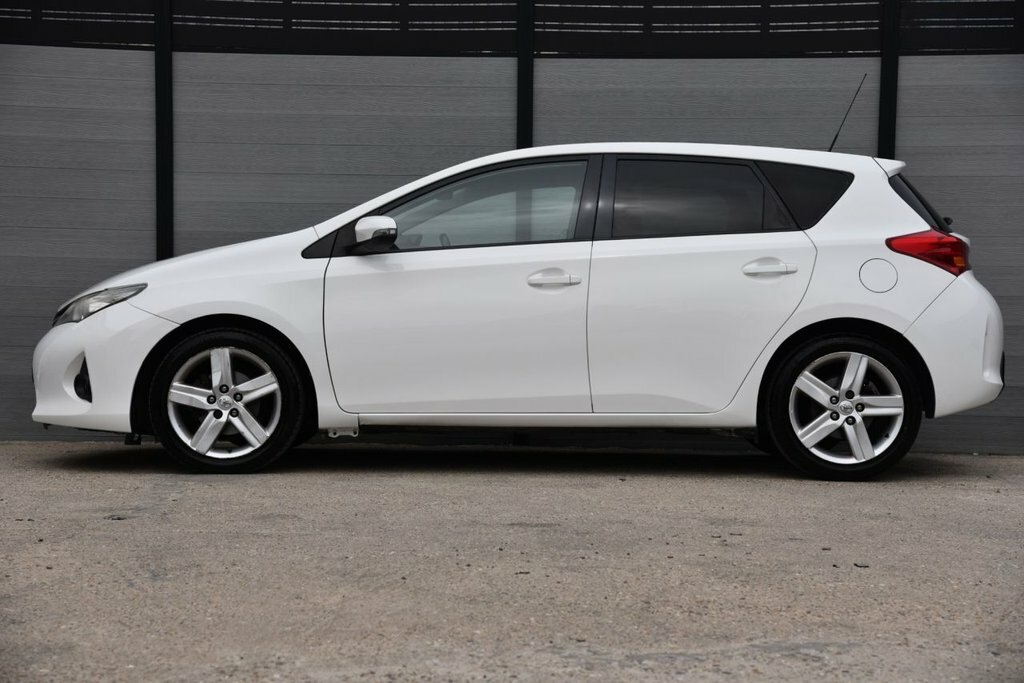 Toyota Auris 1.6L Sport MM63NJX White #6