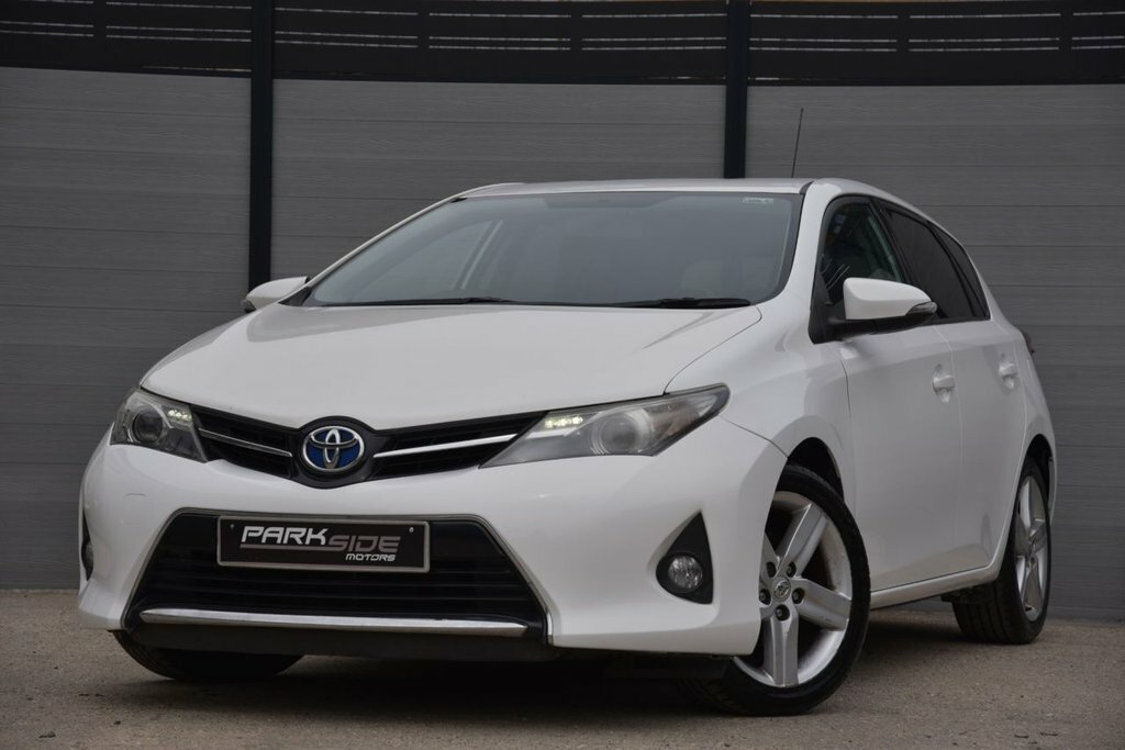 Toyota Auris 1.6L Sport MM63NJX White #5