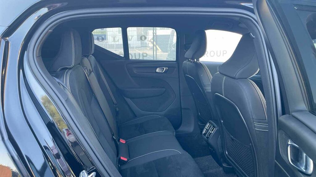 Volvo XC40 2.0 B4p Plus Dark RV75UBR Black #6