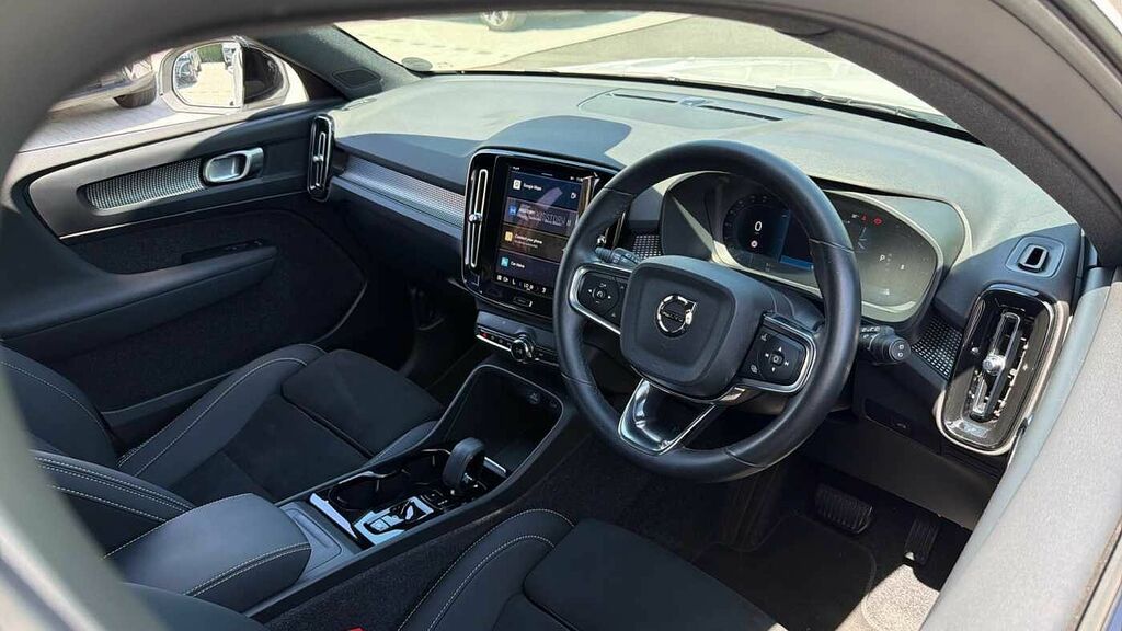 Volvo XC40 B3 P Plus Dark ST24ZUC White #4