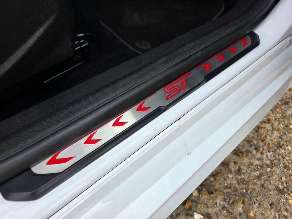 Ford Focus 2.0T Ecoboost St-3 Euro 5 S S White