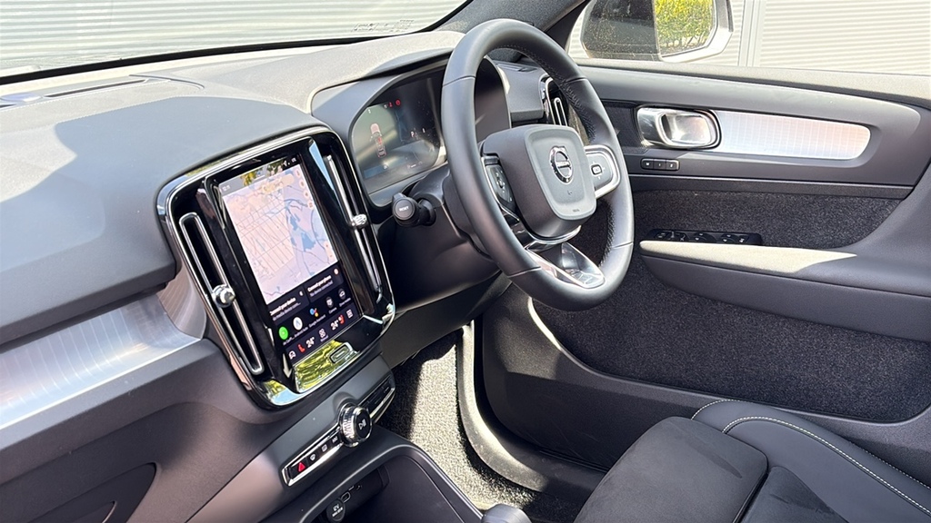 Volvo XC40 2.0 B4p Plus Black Edition 197 Ps WF75DVX Black #2