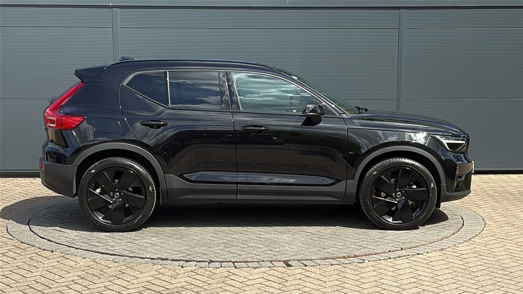 Volvo XC40 2.0 B4p Plus Black Edition 197 Ps WF75DVX Black #4