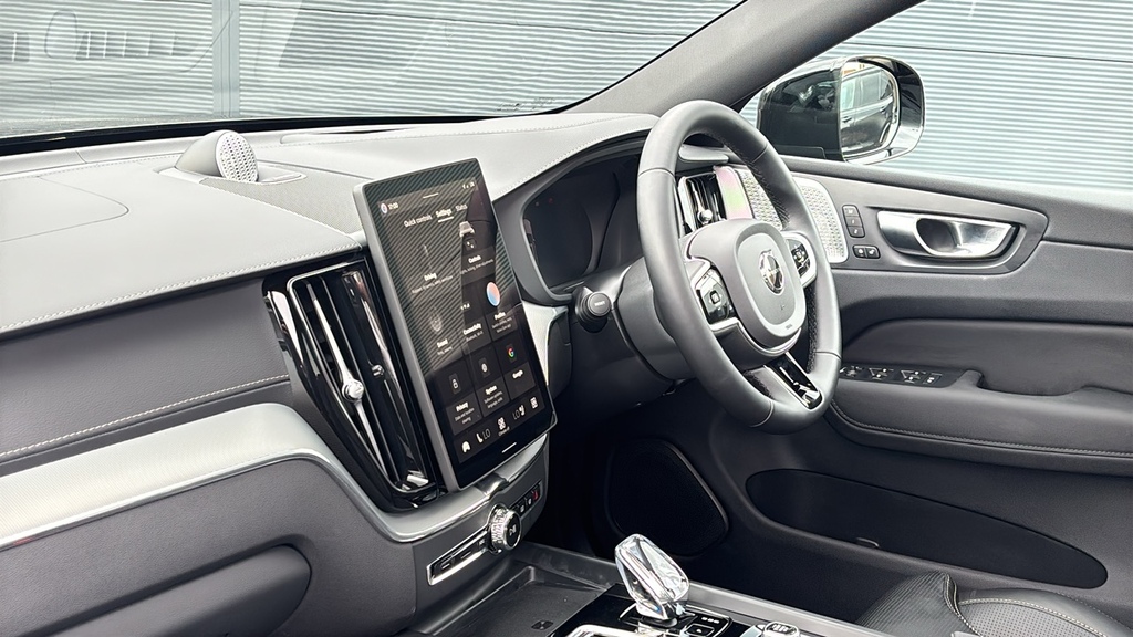 Volvo XC60 2.0 B5p Ultra Black Edition Awd Geartronic 25 OV26AYT Black #2