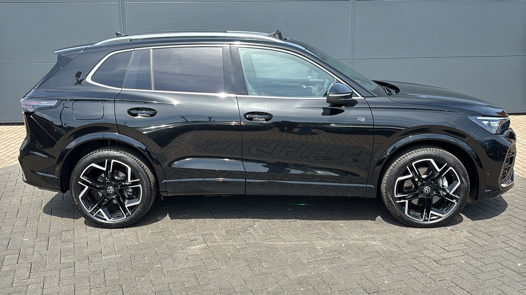 Volkswagen Tiguan 2.0 Tdi R-line Dsg 150 Ps FD75TUA Black #4