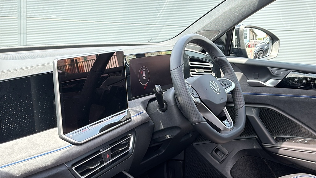Volkswagen Tiguan 2.0 Tdi R-line Dsg 150 Ps FD75TUA Black #2