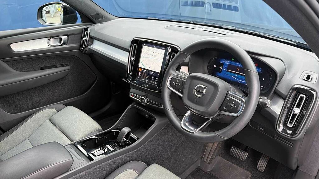 Volvo XC40 B3 161Bhp Plus Dark Mild Hybrid - Rear Parking BJ22XKC Black #4